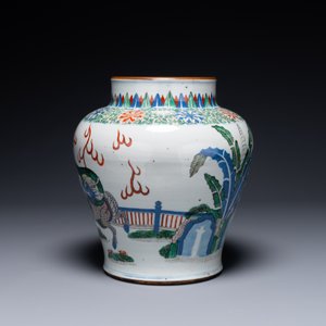 A Chinese wucai 'qilin' baluster vase, 19th C. — 照片 2