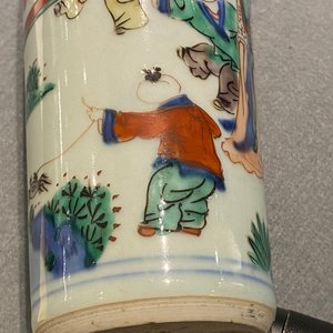 A Chinese wucai rouleau 'playing boys' vase, Transitional period — 照片 13