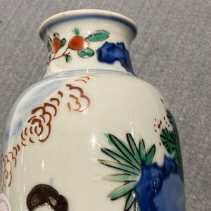 A Chinese wucai rouleau 'playing boys' vase, Transitional period — 照片 16