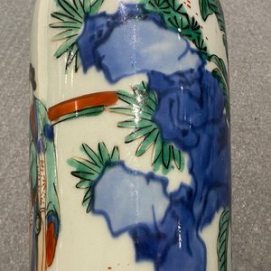 A Chinese wucai rouleau 'playing boys' vase, Transitional period — 照片 20