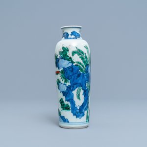 A Chinese wucai rouleau 'playing boys' vase, Transitional period — 照片 3