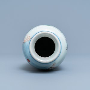 A Chinese wucai rouleau 'playing boys' vase, Transitional period — 照片 5