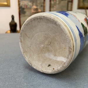 A Chinese wucai rouleau vase and a blue, white and copper-red vase, 19/20th C. — photo 14