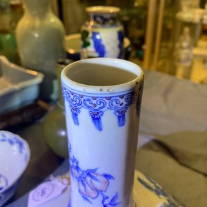 A Chinese wucai rouleau vase and a blue, white and copper-red vase, 19/20th C. — photo 21