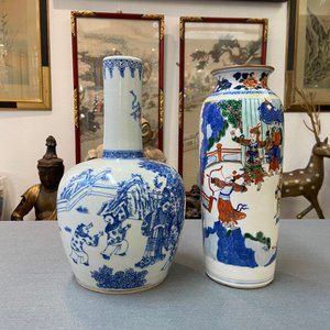 A Chinese wucai rouleau vase and a blue, white and copper-red vase, 19/20th C. — photo 8