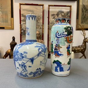 A Chinese wucai rouleau vase and a blue, white and copper-red vase, 19/20th C. — photo 10