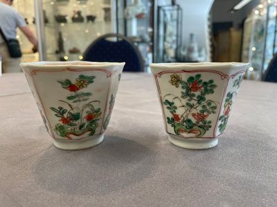 A Chinese wucai rouleau vase and a pair of octagonal cups with floral design, Transitional period/Kangxi — photo 1