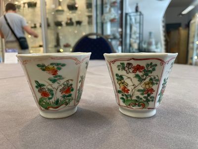A Chinese wucai rouleau vase and a pair of octagonal cups with floral design, Transitional period/Kangxi — photo 2