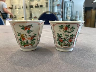 A Chinese wucai rouleau vase and a pair of octagonal cups with floral design, Transitional period/Kangxi — photo 3