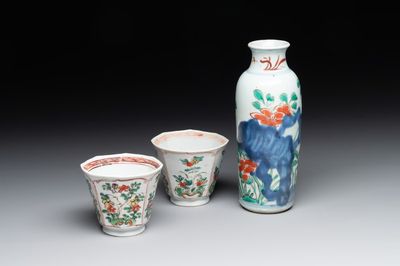 A Chinese wucai rouleau vase and a pair of octagonal cups with floral design, Transitional period/Kangxi