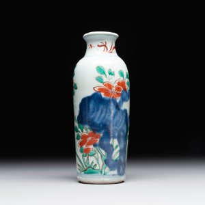 A Chinese wucai rouleau vase and a pair of octagonal cups with floral design, Transitional period/Kangxi — photo 11