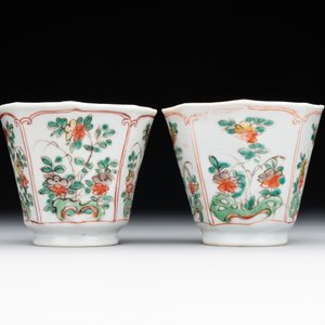 A Chinese wucai rouleau vase and a pair of octagonal cups with floral design, Transitional period/Kangxi — photo 2