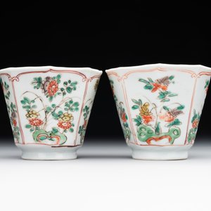 A Chinese wucai rouleau vase and a pair of octagonal cups with floral design, Transitional period/Kangxi — photo 3