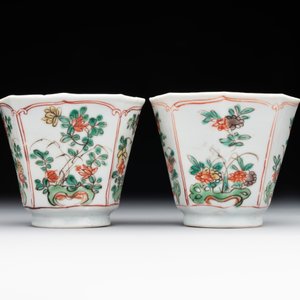 A Chinese wucai rouleau vase and a pair of octagonal cups with floral design, Transitional period/Kangxi — photo 4