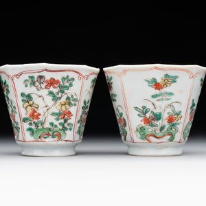 A Chinese wucai rouleau vase and a pair of octagonal cups with floral design, Transitional period/Kangxi — photo 5