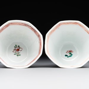 A Chinese wucai rouleau vase and a pair of octagonal cups with floral design, Transitional period/Kangxi — photo 6