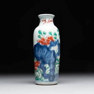 A Chinese wucai rouleau vase and a pair of octagonal cups with floral design, Transitional period/Kangxi — photo 8