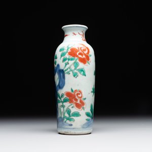 A Chinese wucai rouleau vase and a pair of octagonal cups with floral design, Transitional period/Kangxi — photo 9
