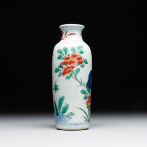 A Chinese wucai rouleau vase and a pair of octagonal cups with floral design, Transitional period/Kangxi — photo 10