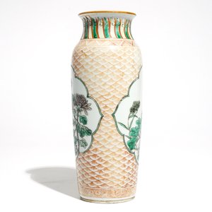 A Chinese wucai rouleau vase with floral medallions, Transitional period — photo 2