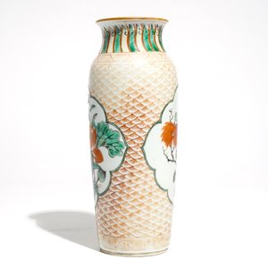 A Chinese wucai rouleau vase with floral medallions, Transitional period — photo 4
