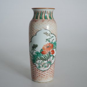 A Chinese wucai rouleau vase with floral medallions, Transitional period — photo 7