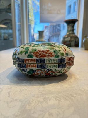 A Chinese wucai square box and cover with dragon and peony design, Wanli mark, 19/20th C. — photo 1