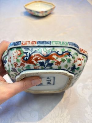 A Chinese wucai square box and cover with dragon and peony design, Wanli mark, 19/20th C. — photo 13