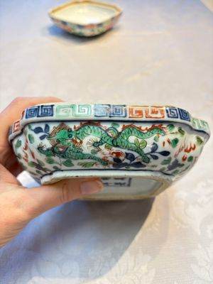 A Chinese wucai square box and cover with dragon and peony design, Wanli mark, 19/20th C. — photo 14