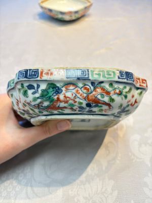 A Chinese wucai square box and cover with dragon and peony design, Wanli mark, 19/20th C. — photo 15