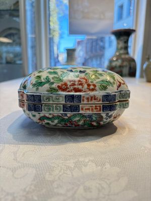 A Chinese wucai square box and cover with dragon and peony design, Wanli mark, 19/20th C. — photo 2