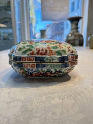 A Chinese wucai square box and cover with dragon and peony design, Wanli mark, 19/20th C. — photo 3