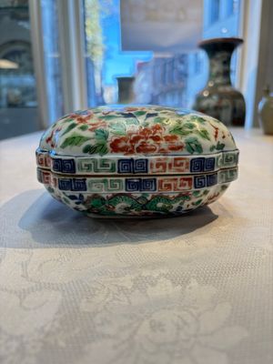 A Chinese wucai square box and cover with dragon and peony design, Wanli mark, 19/20th C. — photo 4