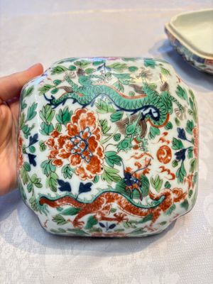 A Chinese wucai square box and cover with dragon and peony design, Wanli mark, 19/20th C. — photo 5
