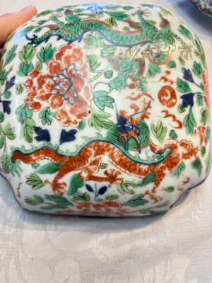 A Chinese wucai square box and cover with dragon and peony design, Wanli mark, 19/20th C. — photo 6