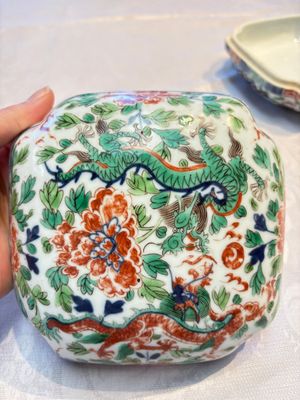 A Chinese wucai square box and cover with dragon and peony design, Wanli mark, 19/20th C. — photo 7