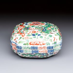 A Chinese wucai square box and cover with dragon and peony design, Wanli mark, 19/20th C. — photo 1