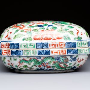 A Chinese wucai square box and cover with dragon and peony design, Wanli mark, 19/20th C. — photo 2