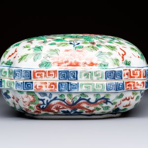 A Chinese wucai square box and cover with dragon and peony design, Wanli mark, 19/20th C. — photo 3