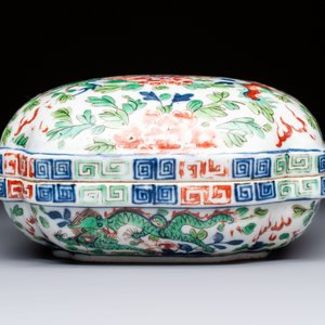 A Chinese wucai square box and cover with dragon and peony design, Wanli mark, 19/20th C. — photo 4