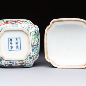 A Chinese wucai square box and cover with dragon and peony design, Wanli mark, 19/20th C. — photo 7