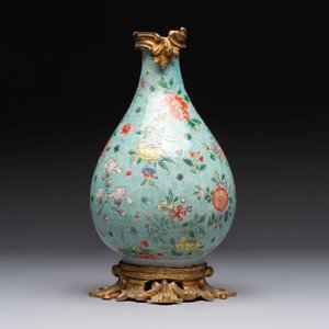 A Chinese wucai square covered container, a gilt bronze-mounted famille verte vase and a Canton famille verte bottle vase, Kangxi and later — photo 11