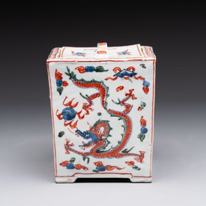 A Chinese wucai square covered container, a gilt bronze-mounted famille verte vase and a Canton famille verte bottle vase, Kangxi and later — photo 2
