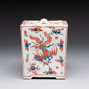 A Chinese wucai square covered container, a gilt bronze-mounted famille verte vase and a Canton famille verte bottle vase, Kangxi and later — photo 3
