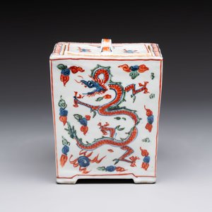 A Chinese wucai square covered container, a gilt bronze-mounted famille verte vase and a Canton famille verte bottle vase, Kangxi and later — photo 4