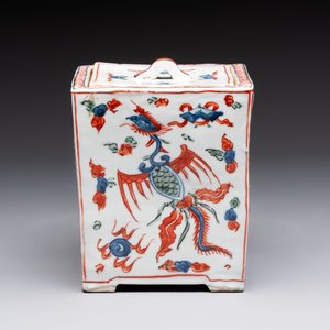 A Chinese wucai square covered container, a gilt bronze-mounted famille verte vase and a Canton famille verte bottle vase, Kangxi and later — photo 5