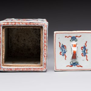 A Chinese wucai square covered container, a gilt bronze-mounted famille verte vase and a Canton famille verte bottle vase, Kangxi and later — photo 6