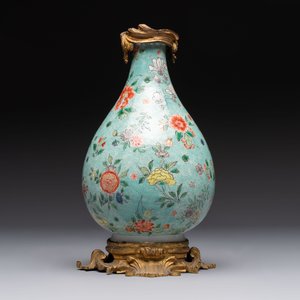 A Chinese wucai square covered container, a gilt bronze-mounted famille verte vase and a Canton famille verte bottle vase, Kangxi and later — photo 8