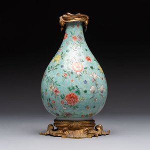 A Chinese wucai square covered container, a gilt bronze-mounted famille verte vase and a Canton famille verte bottle vase, Kangxi and later — photo 10