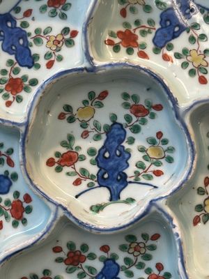 A Chinese wucai sweetmeat dish with floral design, Wanli — 照片 2
